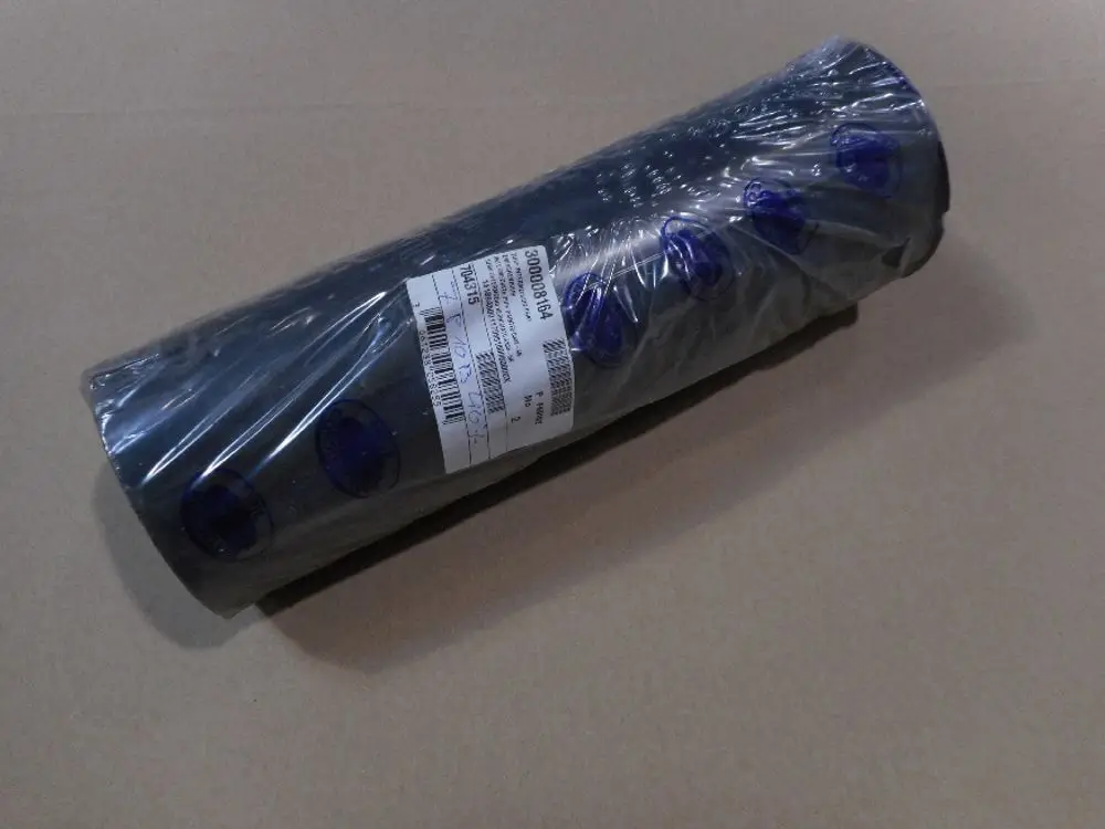 Remeha Zwischenrohr in schwarzer Folie verpackt, auf einem neutralen Untergrund. Artikelinformationen sind auf dem Etikett sichtbar.